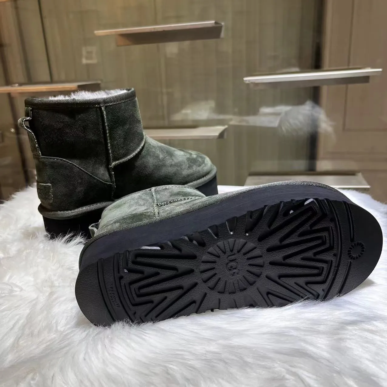 💰520 UGG sheepskin all-in-one snow boots. The official website synchronizes the new autumn and winter women's classic mini (thick sole) short snow boots 1134991, three-layer combination thick sole 5 cm, lightweight and non-slip, suede upper, 17 mm real wool lining, comfortable and casual, simple and fashionable! Color: Maroon Black Military Green Chocolate Size: 35-41